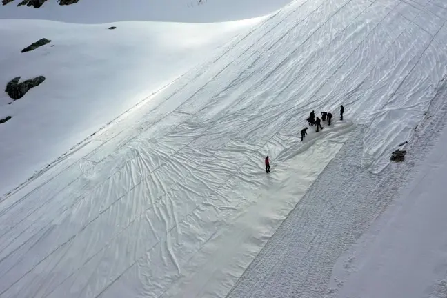  glaciar-cubierto-para-evitar-que-se-derrita 
