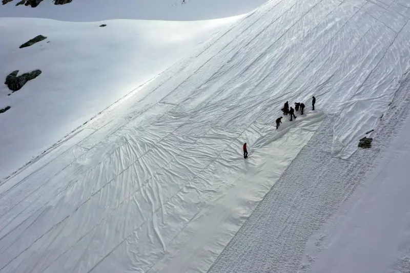  glaciar-cubierto-para-evitar-que-se-derrita 