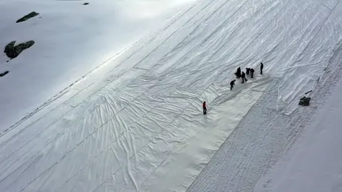  glaciar-cubierto-para-evitar-que-se-derrita 